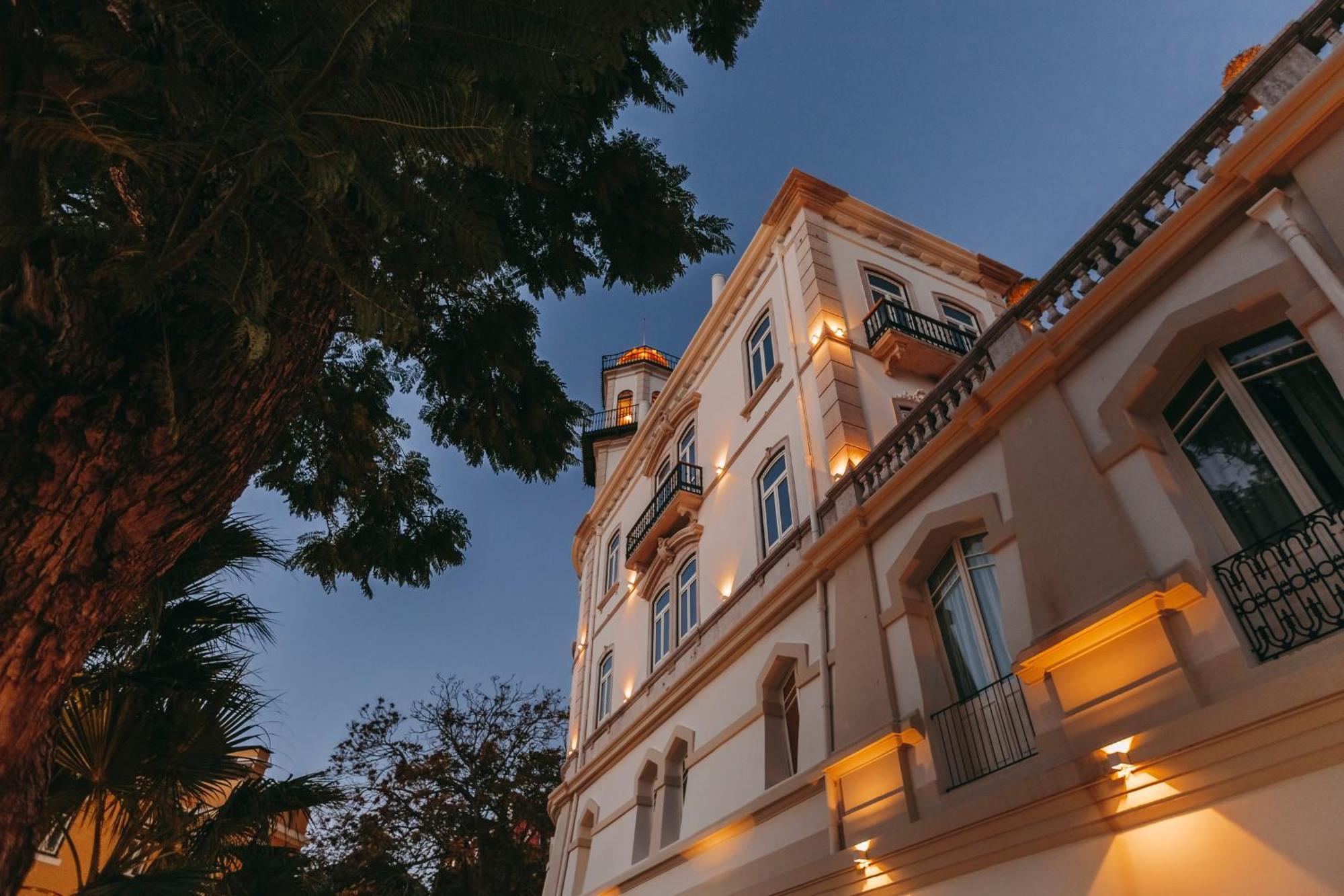 Torel Palace Lizbona Zewnętrze zdjęcie The hotel at night